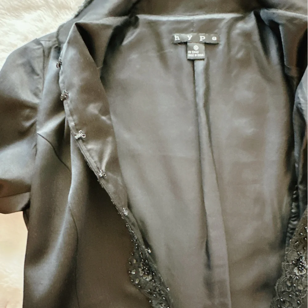 NWT Gorgeous Black Hype satin, beaded and faux fur coat. Size 10 - Picture 15 of 16